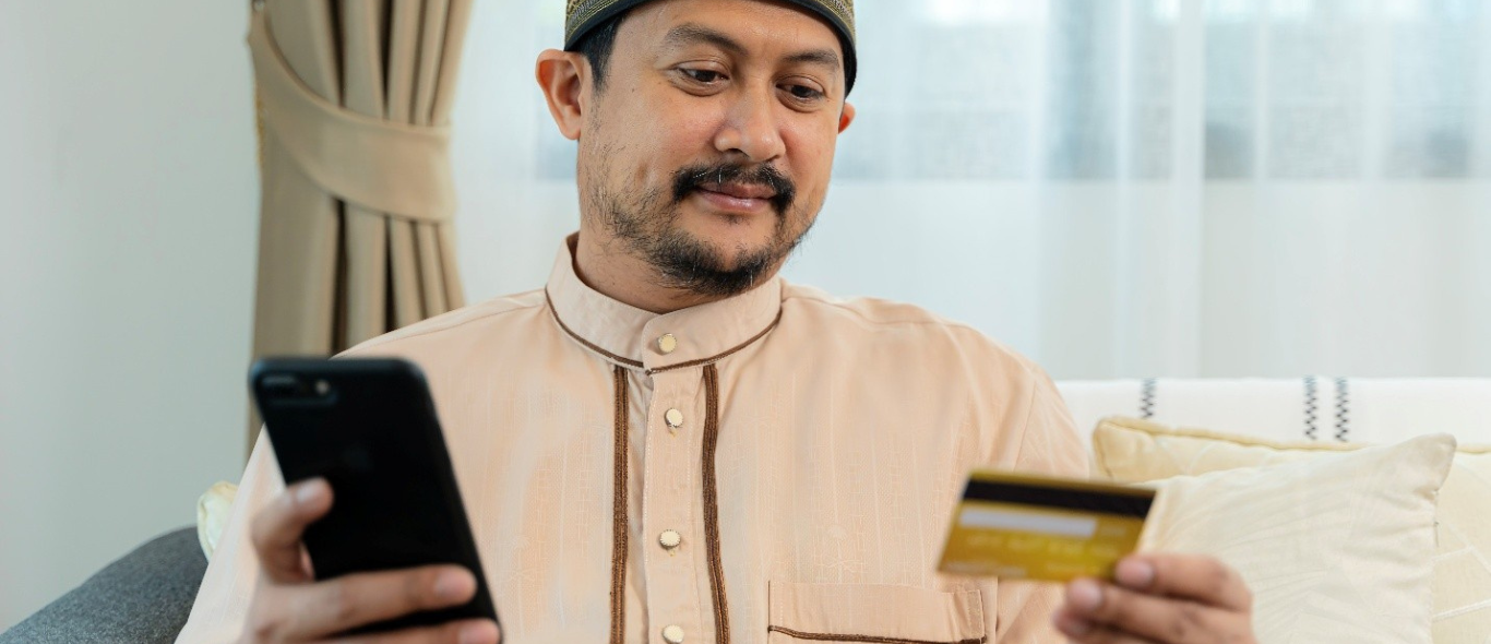 lelaki sedang check keuangan