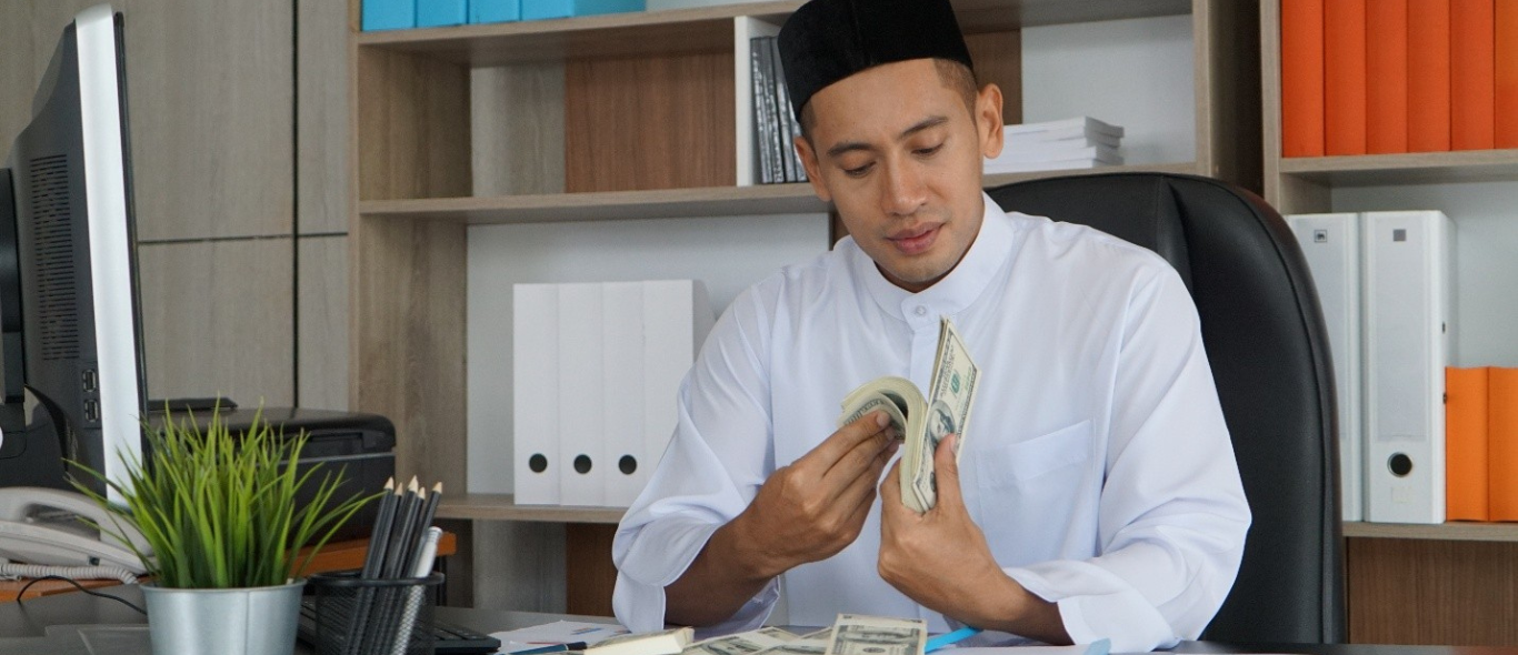 lelaki sedang menghitung uang