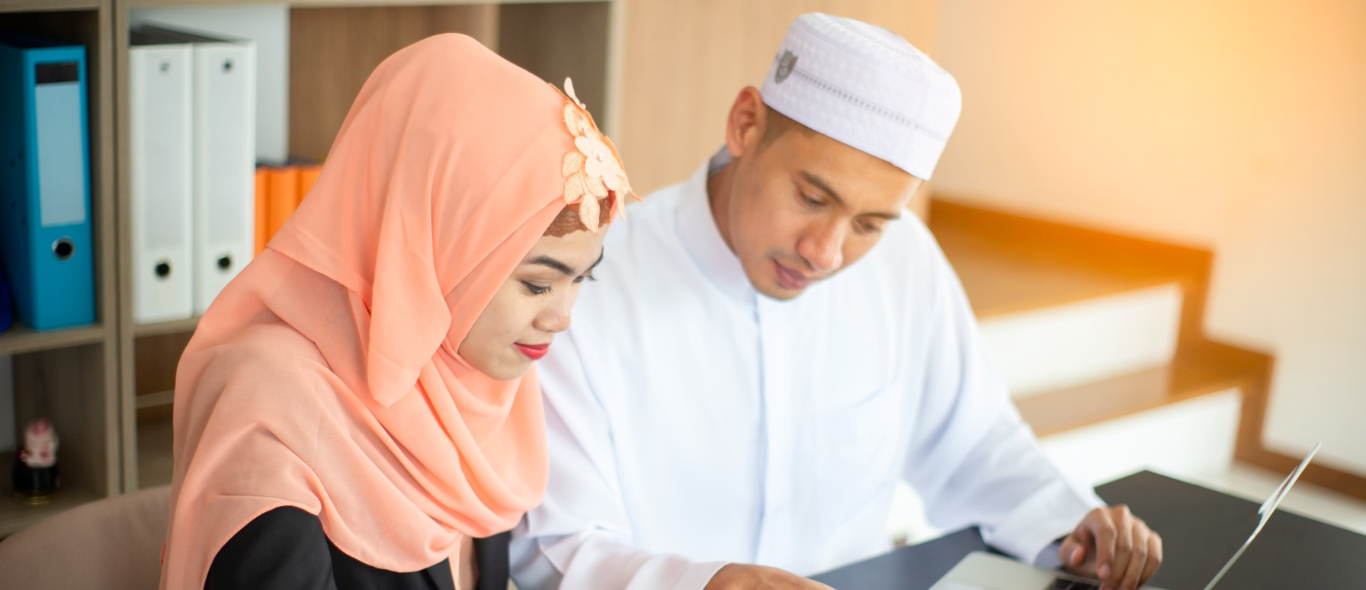 lelaki dan perempuan sedang mengatur sesuatu