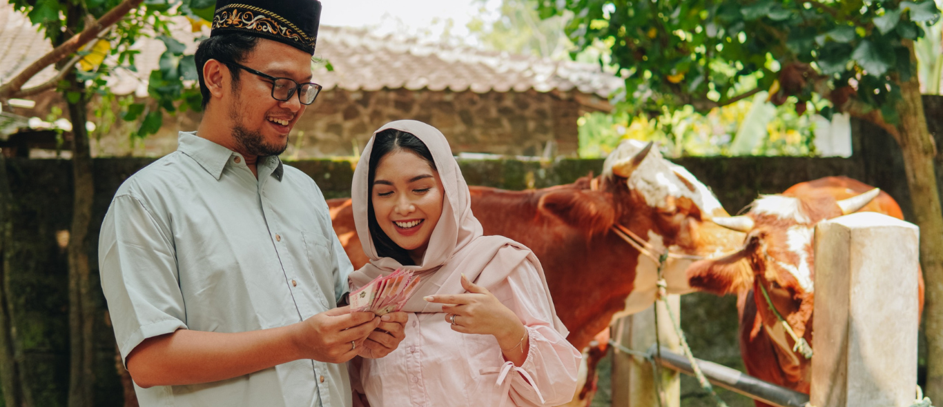 sepasang suami istri sedang melihat uang