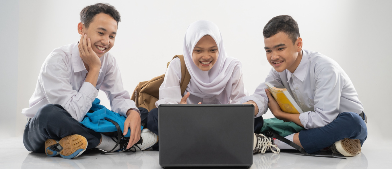 siswa siswi sedang berkerja sama