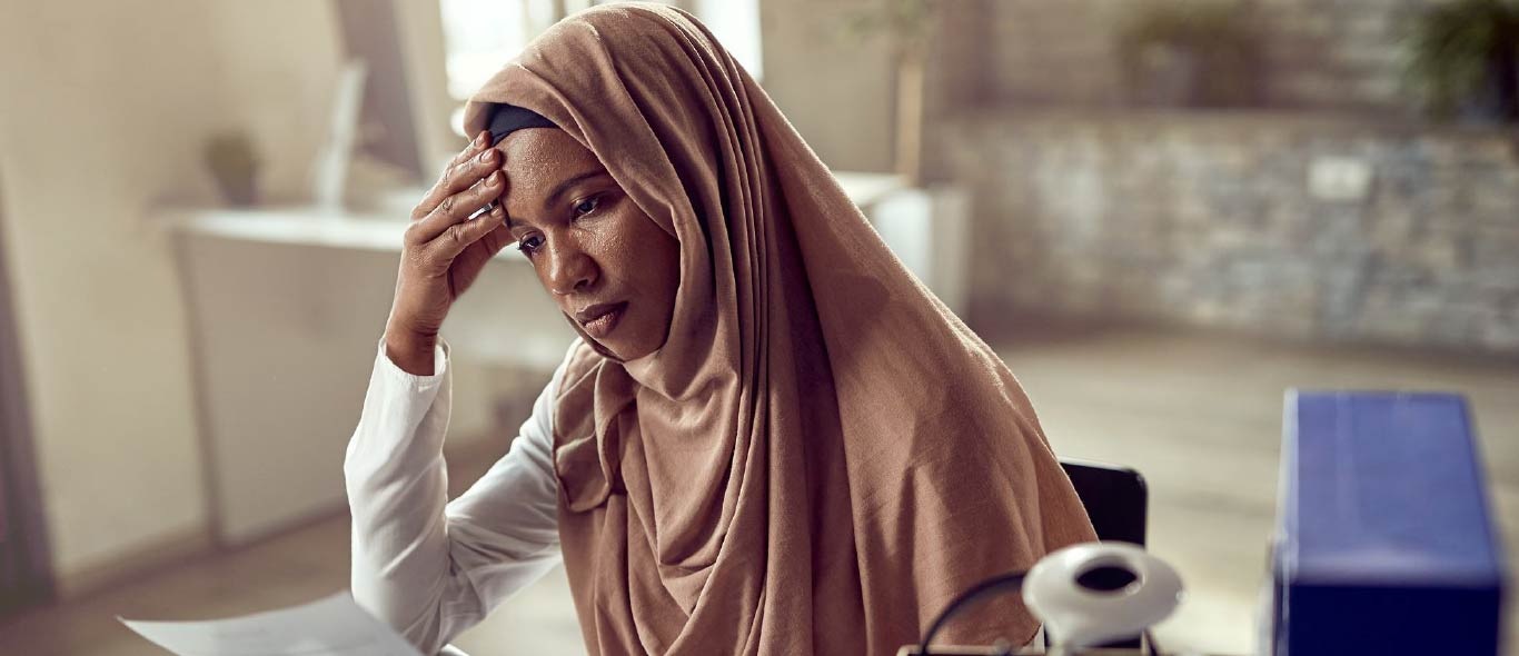 wanita sedang melihat daftar hutang