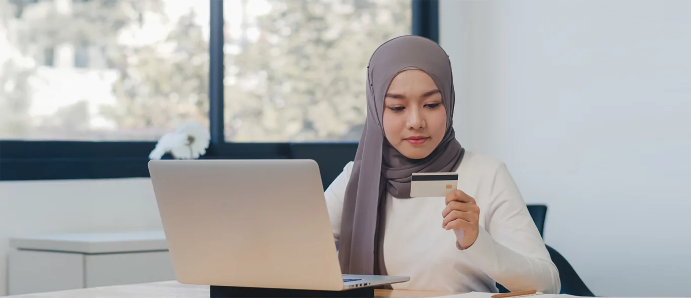 wanita sedang check kartu kredit