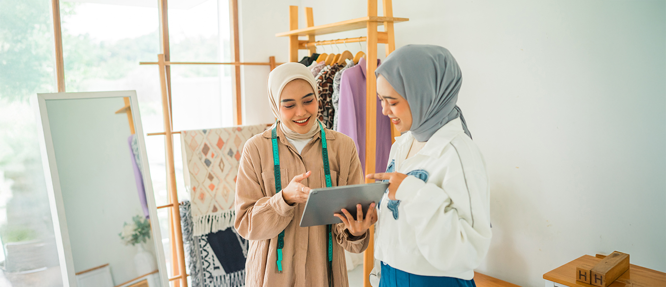 dua wanita sedang check keuangan