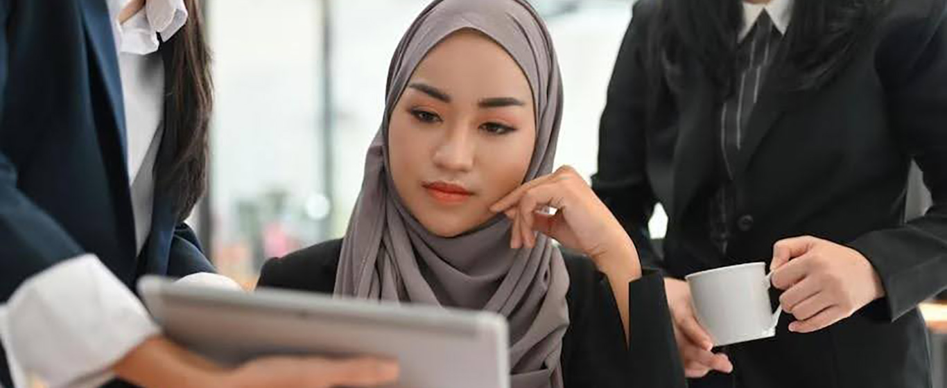 wanita berhijab sedang bekerja dengan rekannya