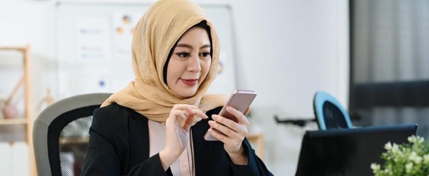 wanita menggunakan ponsel