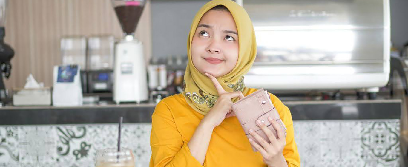 wanita muslimah duduk