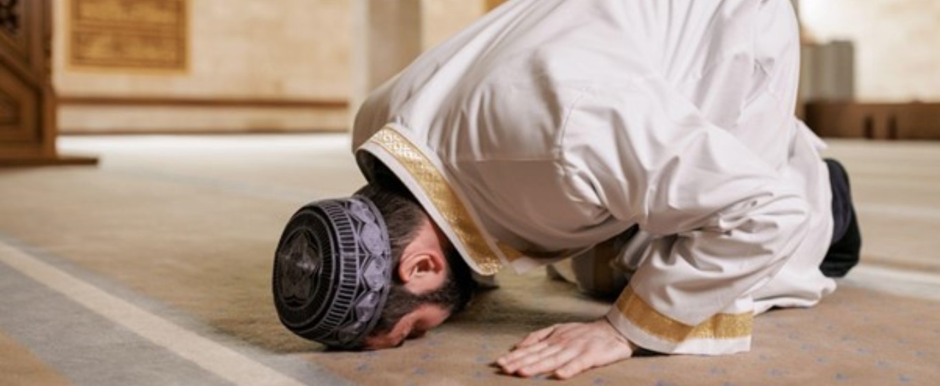 orang sedang sholat