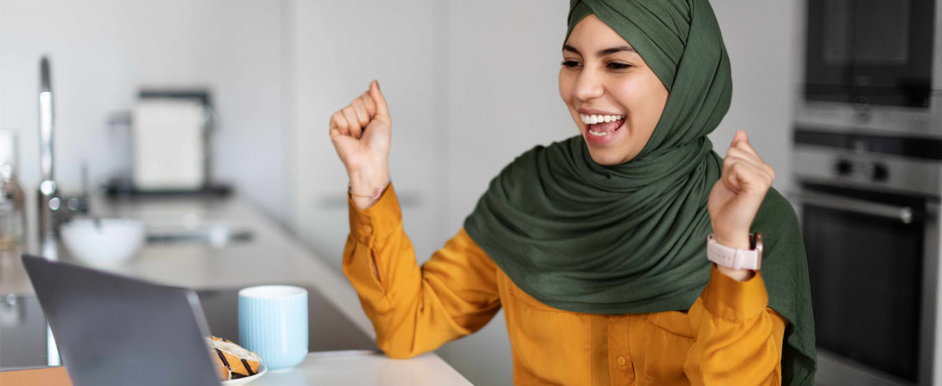 Wanita berbaju Orange