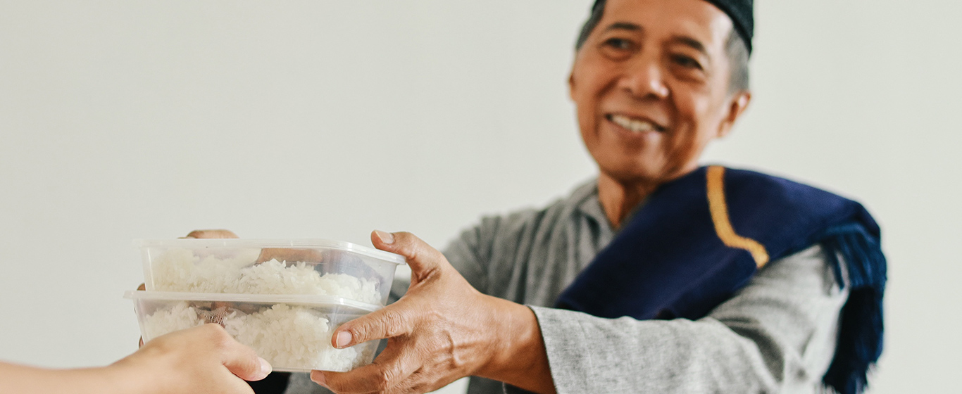 orang tua muslim meneriam makanan