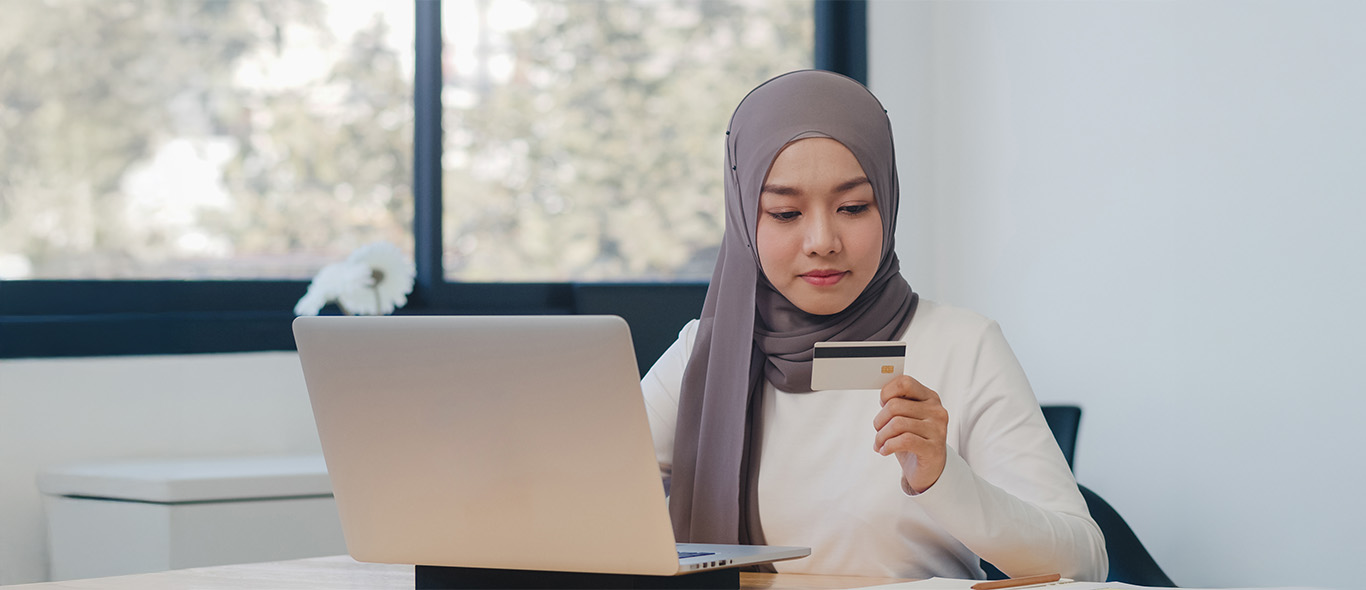 Seorang wanita sedang melihat produk bank syariah