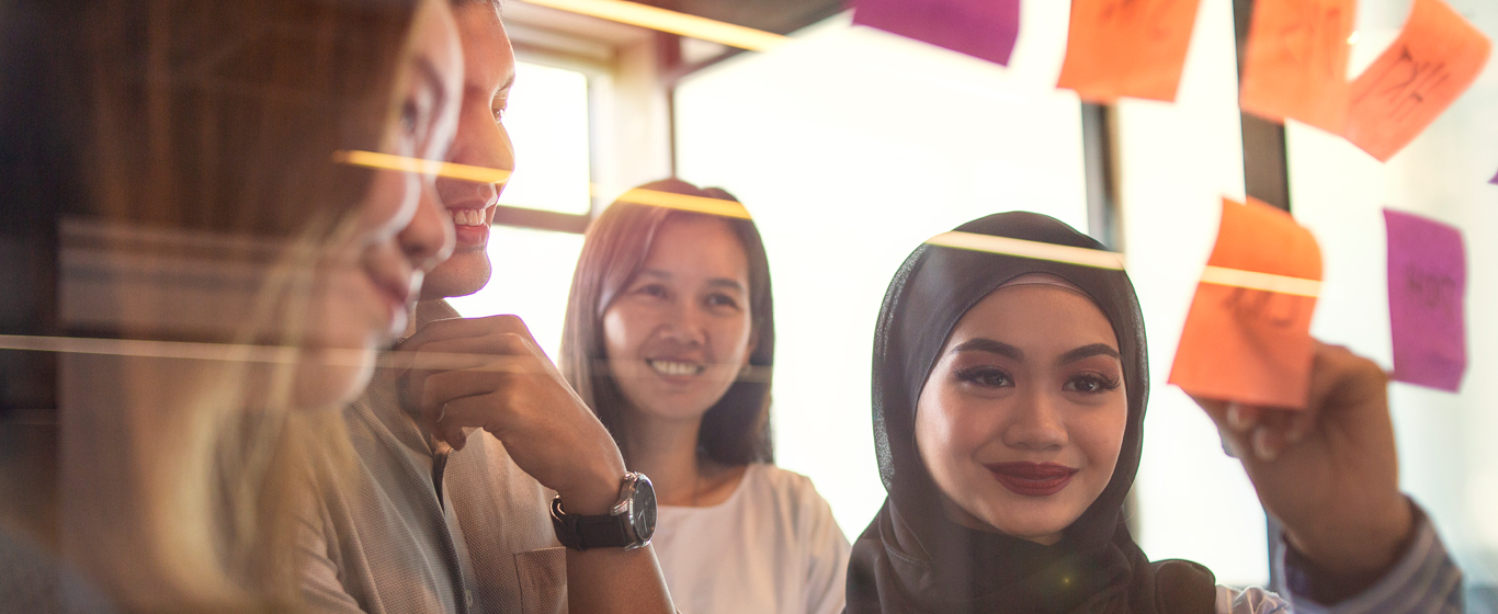 Beberapa orang sedang berdiskusi